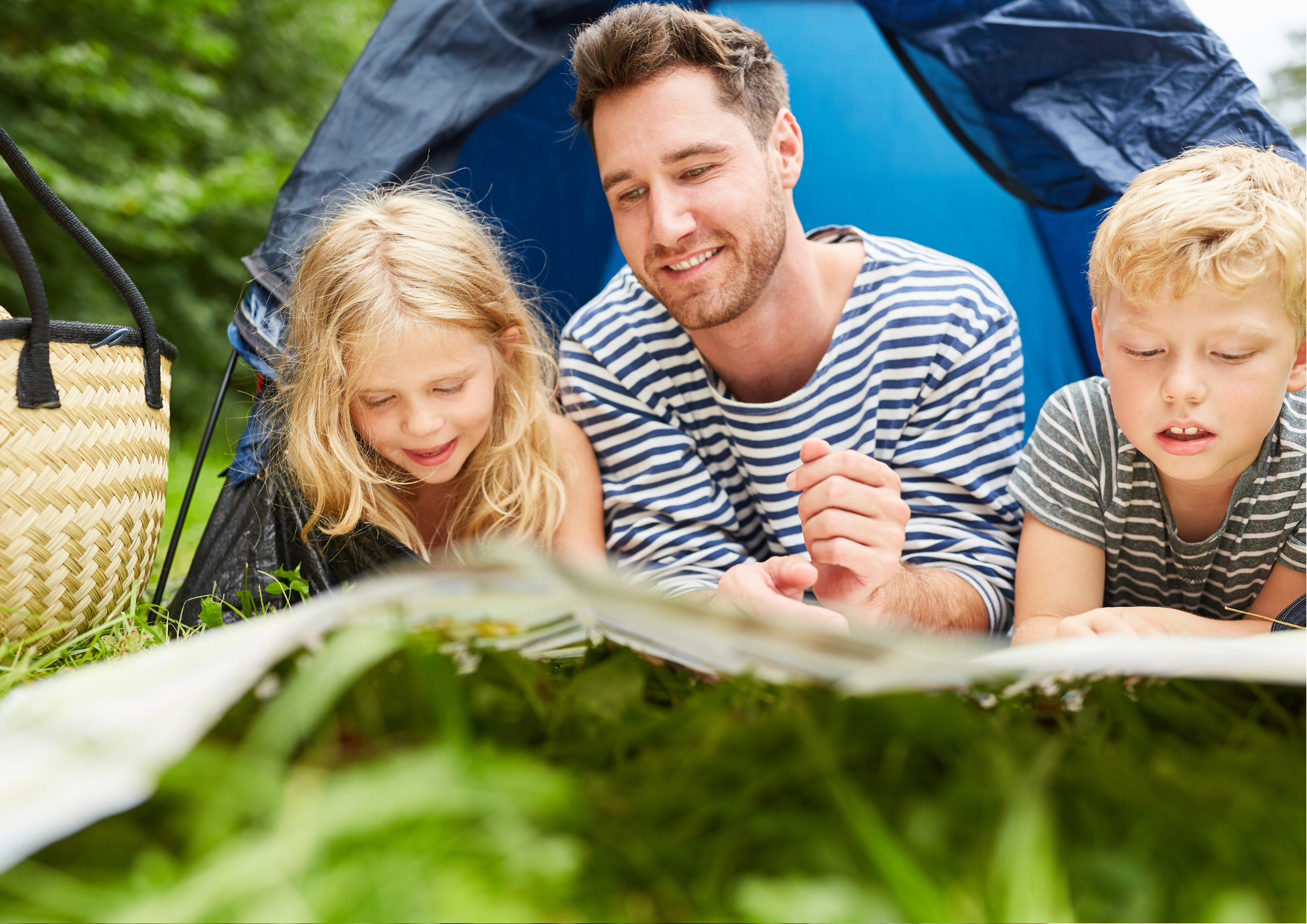 Vater macht campingurlaub in Österreich